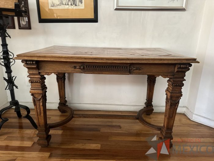 Lote 024 - Mesa francesa con 4 patas, labrada en madera en el siglo XIX - Imagen 2