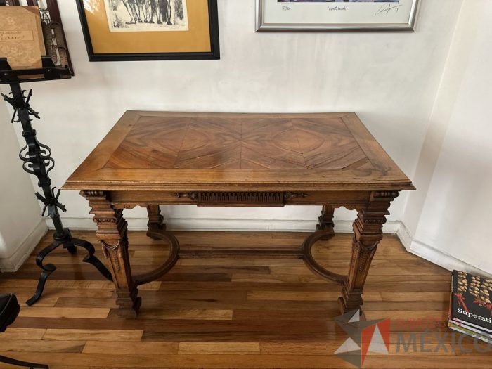 Lote 024 - Mesa francesa con 4 patas, labrada en madera en el siglo XIX