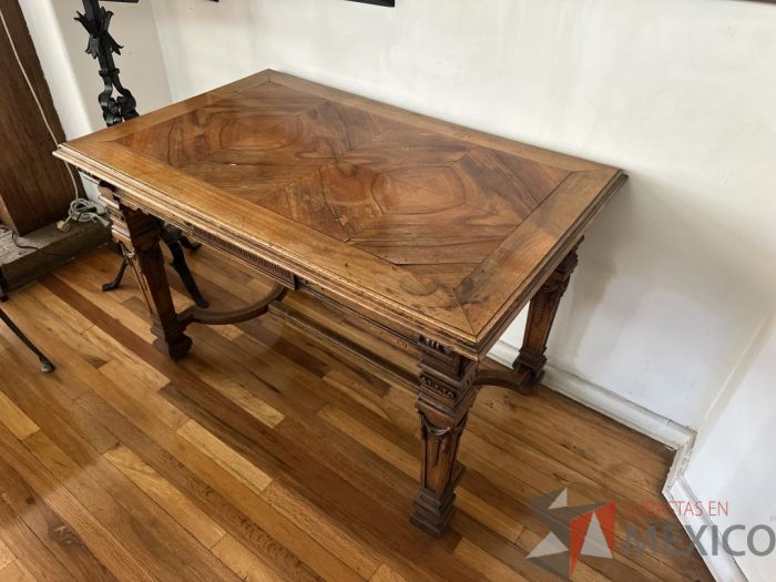 Lote 024 - Mesa francesa con 4 patas, labrada en madera en el siglo XIX - Imagen 5