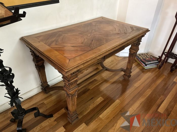 Lote 024 - Mesa francesa con 4 patas, labrada en madera en el siglo XIX - Imagen 14