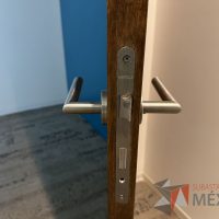 Lote 007 - Cancel de aluminio con 1 puerta con chapa - Imagen 9