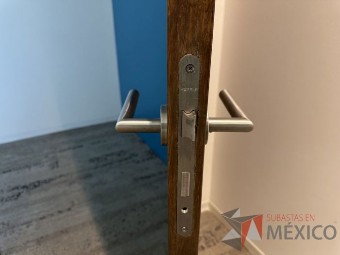 Lote 007 - Cancel de aluminio con 1 puerta con chapa - Imagen 9