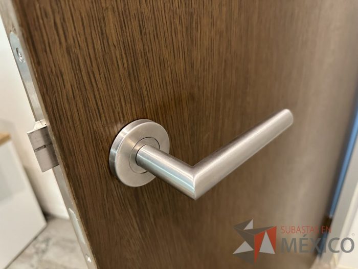 Lote 007 - Cancel de aluminio con 1 puerta con chapa - Imagen 10