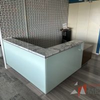 Lote 019 - Mueble de recepción con cubierta tipo mármol en escuadra - Imagen 2
