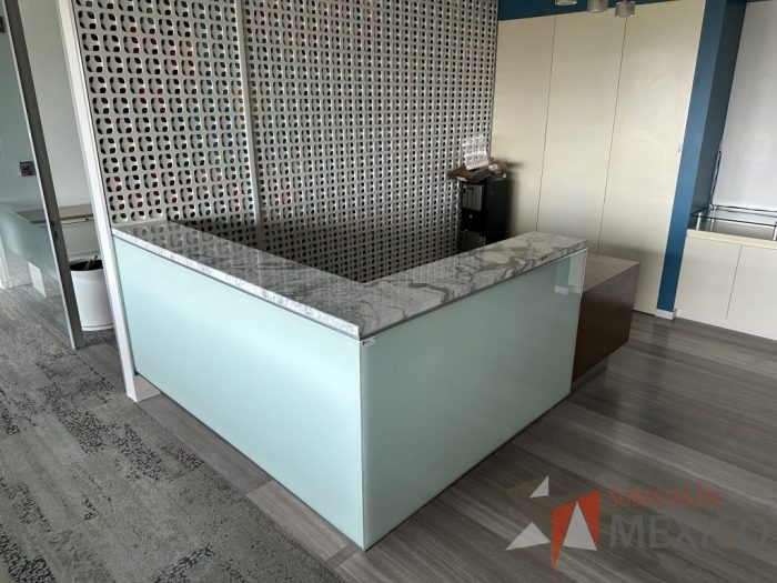 Lote 019 - Mueble de recepción con cubierta tipo mármol en escuadra - Imagen 2