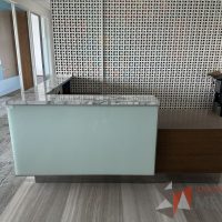 Lote 019 - Mueble de recepción con cubierta tipo mármol en escuadra - Imagen 3