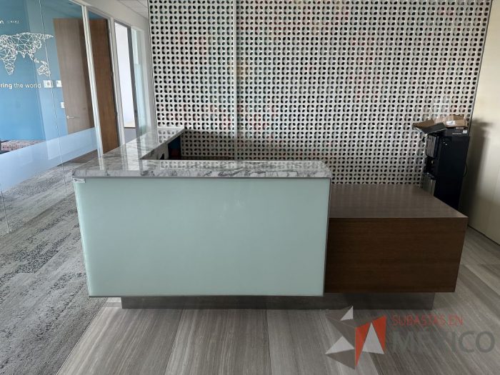 Lote 019 - Mueble de recepción con cubierta tipo mármol en escuadra - Imagen 3