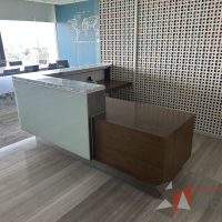 Lote 019 - Mueble de recepción con cubierta tipo mármol en escuadra - Imagen 4