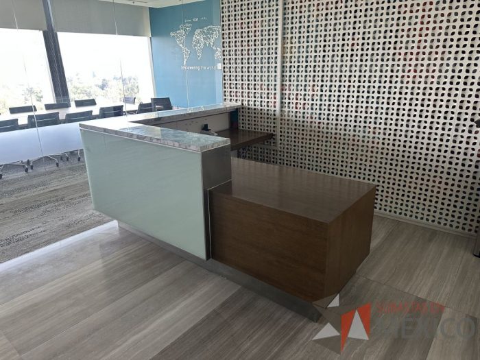 Lote 019 - Mueble de recepción con cubierta tipo mármol en escuadra - Imagen 4