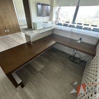 Lote 019 - Mueble de recepción con cubierta tipo mármol en escuadra