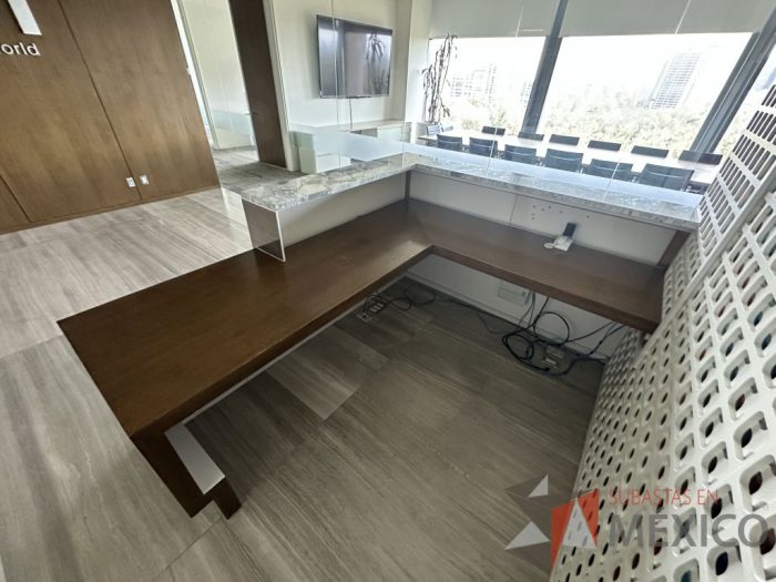 Lote 019 - Mueble de recepción con cubierta tipo mármol en escuadra