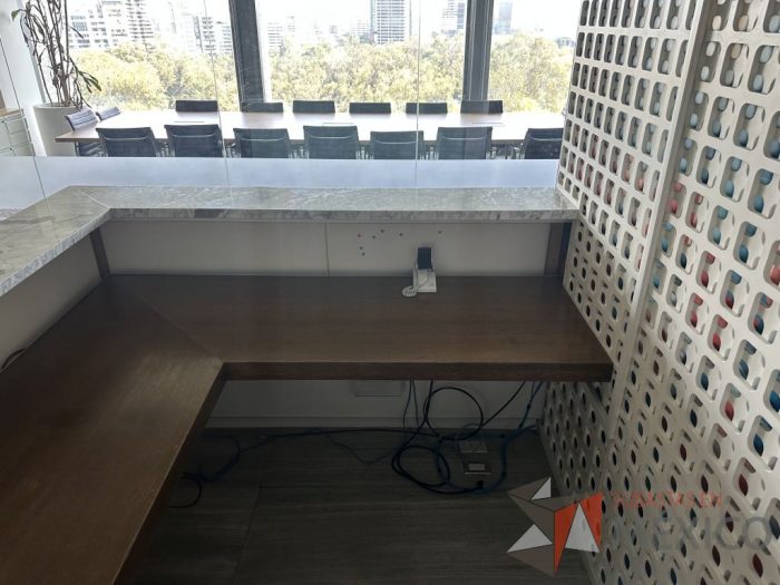 Lote 019 - Mueble de recepción con cubierta tipo mármol en escuadra - Imagen 6