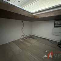 Lote 019 - Mueble de recepción con cubierta tipo mármol en escuadra - Imagen 8