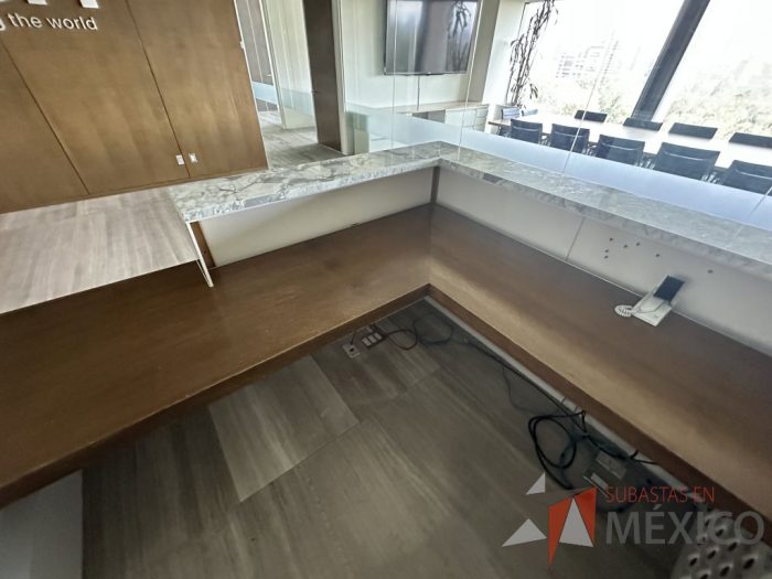 Lote 019 - Mueble de recepción con cubierta tipo mármol en escuadra - Imagen 11