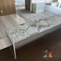 Lote 019 - Mueble de recepción con cubierta tipo mármol en escuadra - Imagen 13