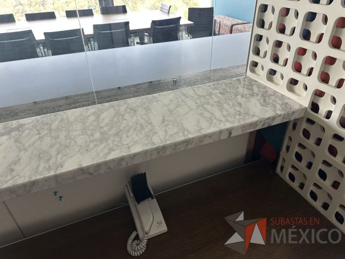 Lote 019 - Mueble de recepción con cubierta tipo mármol en escuadra - Imagen 14
