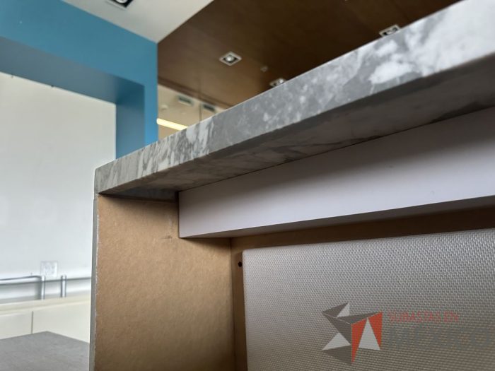 Lote 019 - Mueble de recepción con cubierta tipo mármol en escuadra - Imagen 17