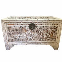 Lote 017 - Baúl oriental con escenas y motivos decorativos en relieve (Panamá, siglo XX)
