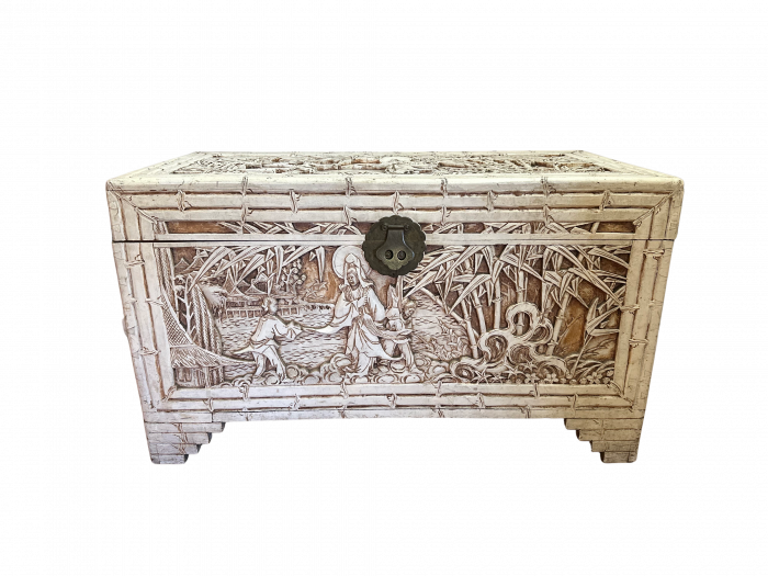 Lote 017 - Baúl oriental con escenas y motivos decorativos en relieve (Panamá, siglo XX)