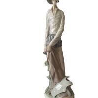 Lote 003 - Figura de Don Quijote erguido, Lladró. Sello de manufactura en la base (España)