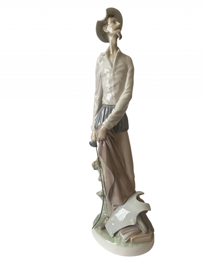 Lote 003 - Figura de Don Quijote erguido, Lladró. Sello de manufactura en la base (España)