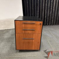 Lote 004 - Archivero vertical metálico de 3 cajones con tapas de madera