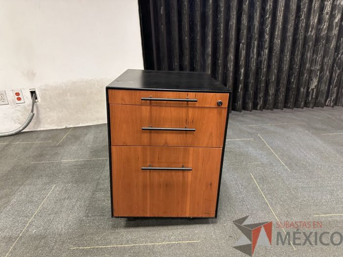 Lote 004 - Archivero vertical metálico de 3 cajones con tapas de madera