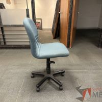 Lote 005 - 3 Sillas secretariales con ruedas, asiento y respaldo en tela - Imagen 4