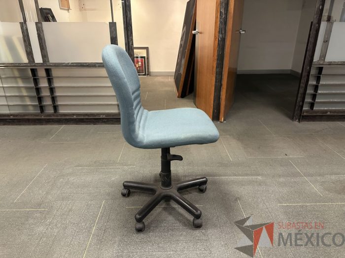 Lote 005 - 3 Sillas secretariales con ruedas, asiento y respaldo en tela - Imagen 4