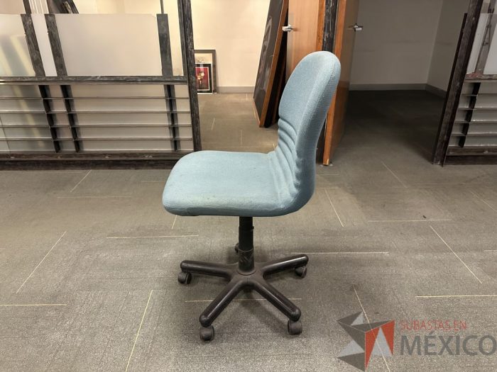 Lote 005 - 3 Sillas secretariales con ruedas, asiento y respaldo en tela - Imagen 6