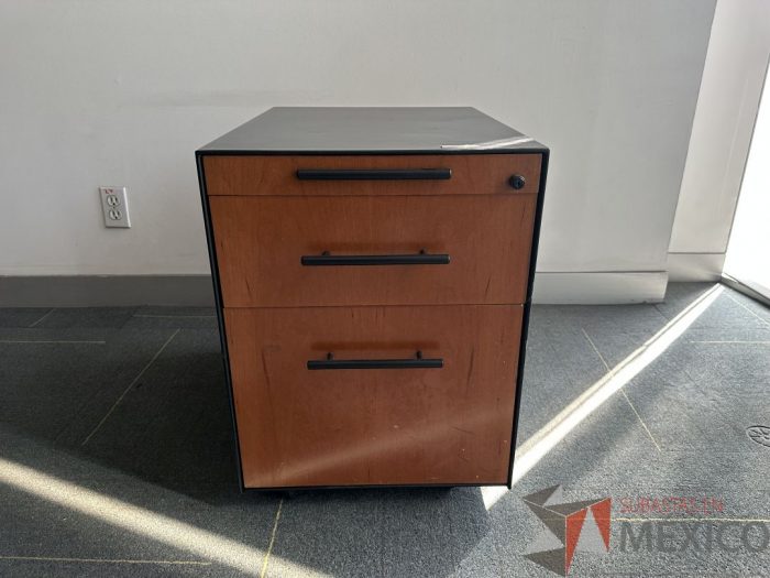 Lote 035 - Archivero vertical metálico de 3 cajones con tapas de madera
