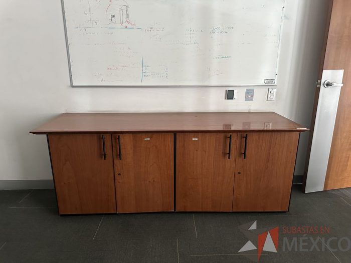 Lote 039 - Credenza con 4 puertas y cubierta