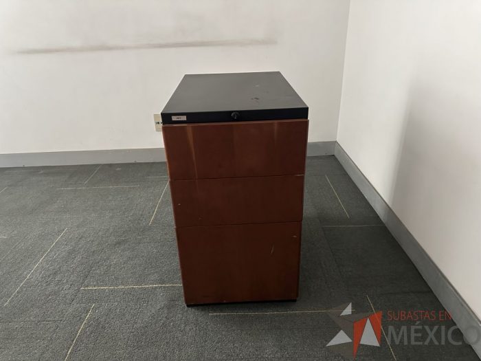 Lote 041 - Archivero vertical metálico de 3 cajones con tapas de madera