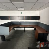 Lote 044 - Estación de trabajo para 2 personas con mampara de tela y cubiertas con orificios para cable