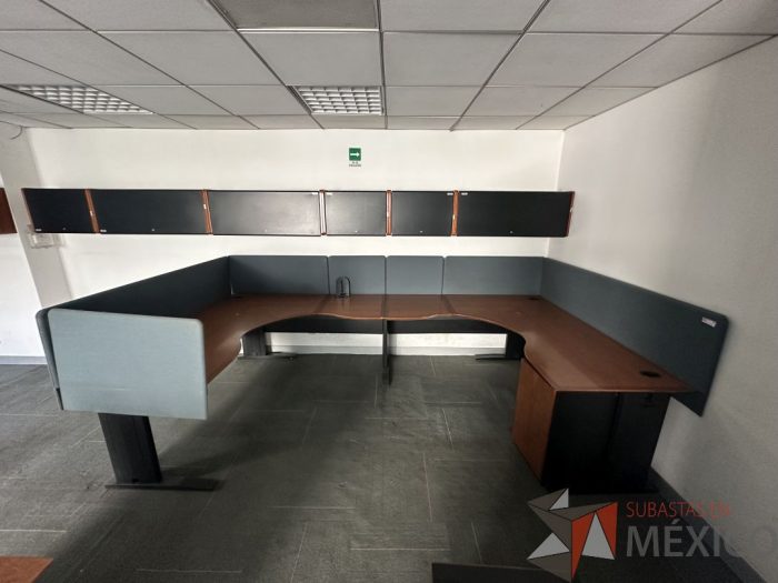 Lote 044 - Estación de trabajo para 2 personas con mampara de tela y cubiertas con orificios para cable