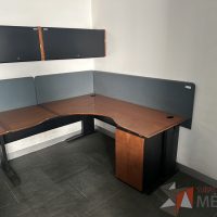 Lote 044 - Estación de trabajo para 2 personas con mampara de tela y cubiertas con orificios para cable - Imagen 3