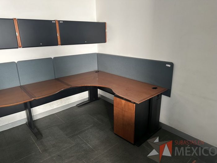 Lote 044 - Estación de trabajo para 2 personas con mampara de tela y cubiertas con orificios para cable - Imagen 3