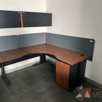 Lote 044 - Estación de trabajo para 2 personas con mampara de tela y cubiertas con orificios para cable - Imagen 4