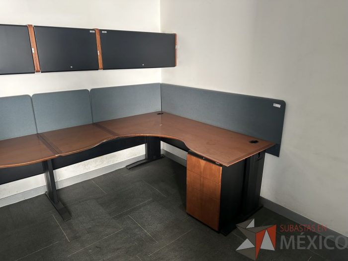 Lote 044 - Estación de trabajo para 2 personas con mampara de tela y cubiertas con orificios para cable - Imagen 4