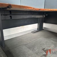 Lote 044 - Estación de trabajo para 2 personas con mampara de tela y cubiertas con orificios para cable - Imagen 5