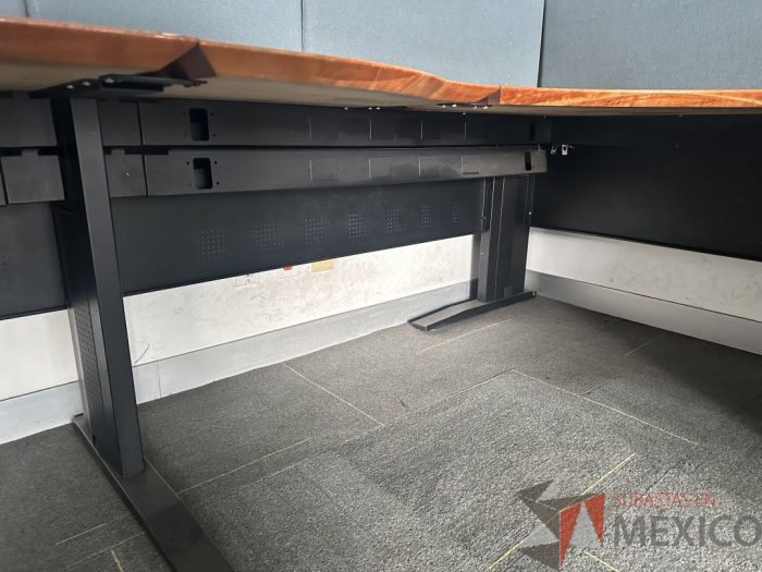 Lote 044 - Estación de trabajo para 2 personas con mampara de tela y cubiertas con orificios para cable - Imagen 5