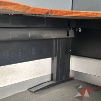 Lote 044 - Estación de trabajo para 2 personas con mampara de tela y cubiertas con orificios para cable - Imagen 6