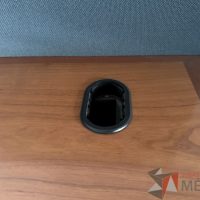 Lote 044 - Estación de trabajo para 2 personas con mampara de tela y cubiertas con orificios para cable - Imagen 9