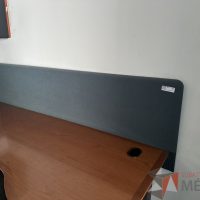 Lote 044 - Estación de trabajo para 2 personas con mampara de tela y cubiertas con orificios para cable - Imagen 10