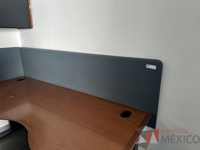 Lote 044 - Estación de trabajo para 2 personas con mampara de tela y cubiertas con orificios para cable - Imagen 10