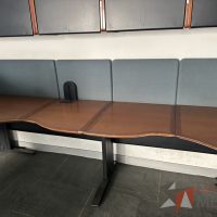 Lote 044 - Estación de trabajo para 2 personas con mampara de tela y cubiertas con orificios para cable - Imagen 11