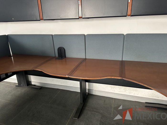 Lote 044 - Estación de trabajo para 2 personas con mampara de tela y cubiertas con orificios para cable - Imagen 11