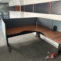 Lote 044 - Estación de trabajo para 2 personas con mampara de tela y cubiertas con orificios para cable - Imagen 12