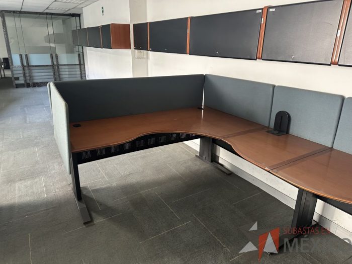 Lote 044 - Estación de trabajo para 2 personas con mampara de tela y cubiertas con orificios para cable - Imagen 12