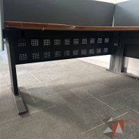 Lote 044 - Estación de trabajo para 2 personas con mampara de tela y cubiertas con orificios para cable - Imagen 13